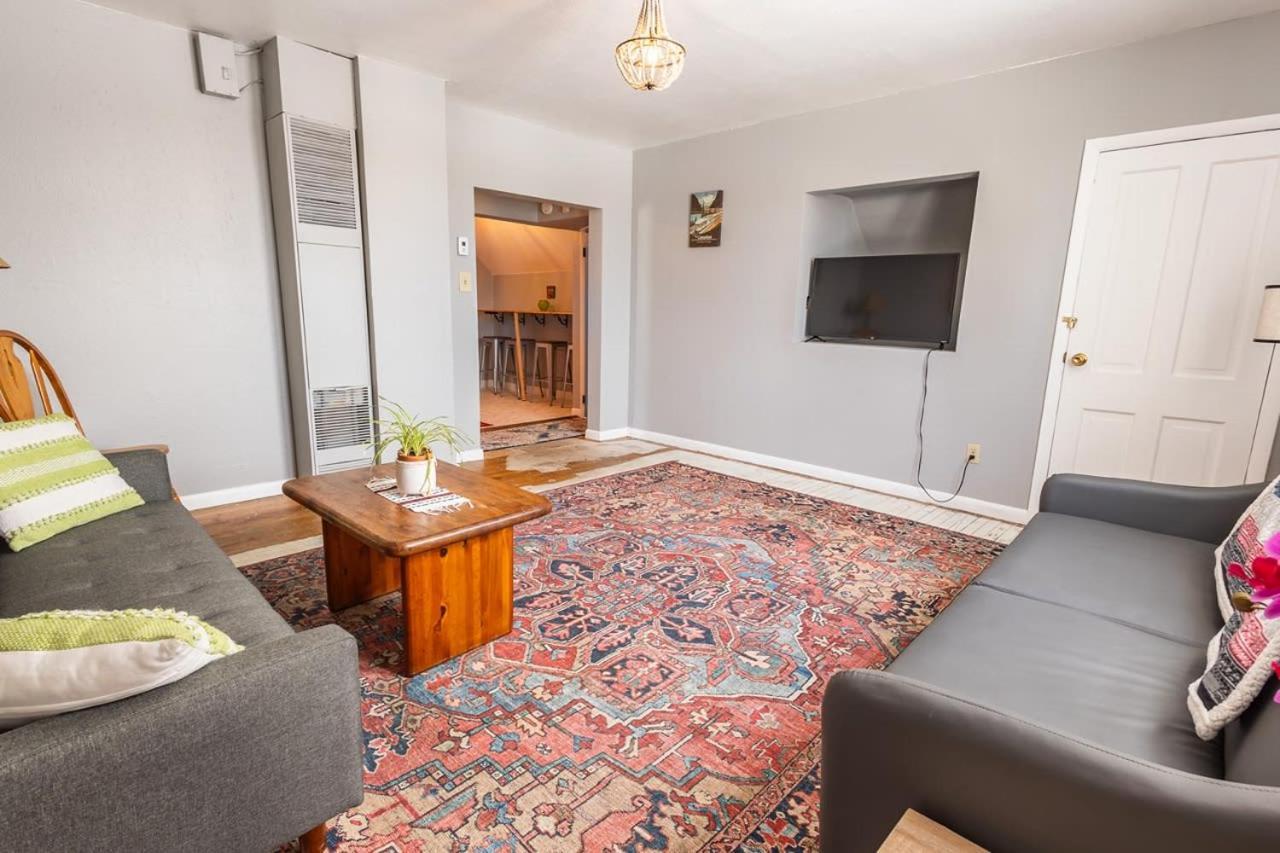 Holiday home New Listing!! Bright Bohemian Laramie